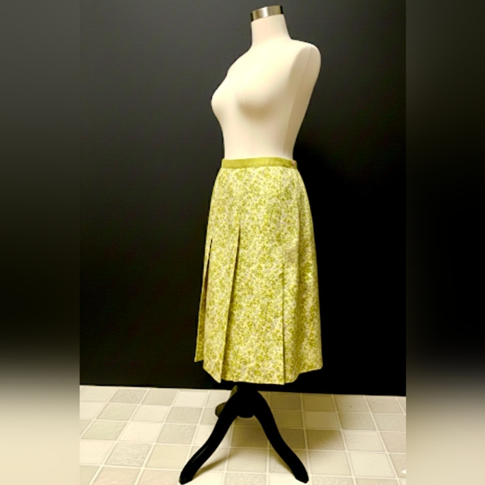 BANANA REPUBLIC, FLORAL GREEN SKIRT. SIZE: 0. 100% SILK. LINING 100% ACETATE.